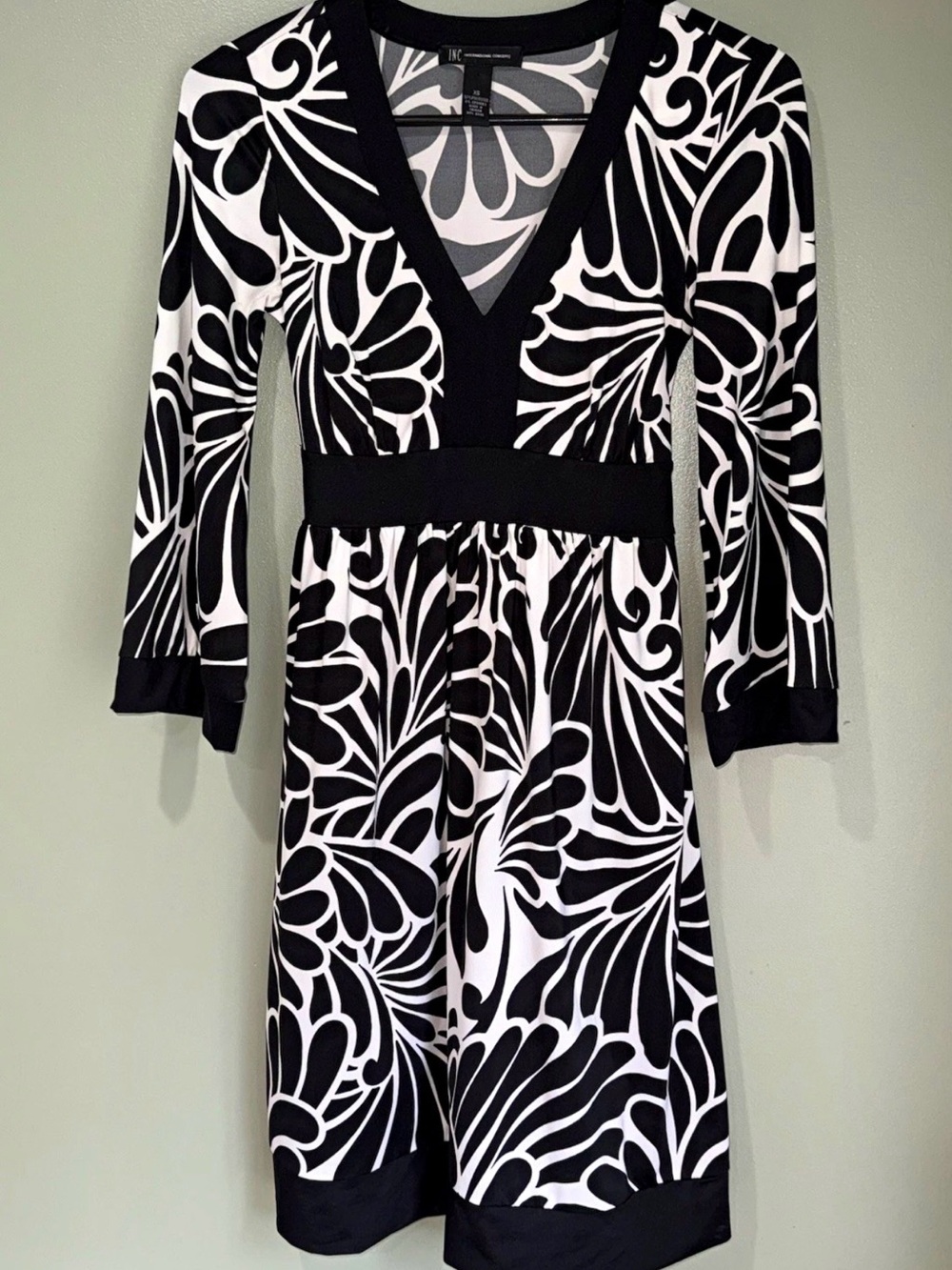 INC International Concepts Black & White V-Neck Printed Long Sleeve Dress